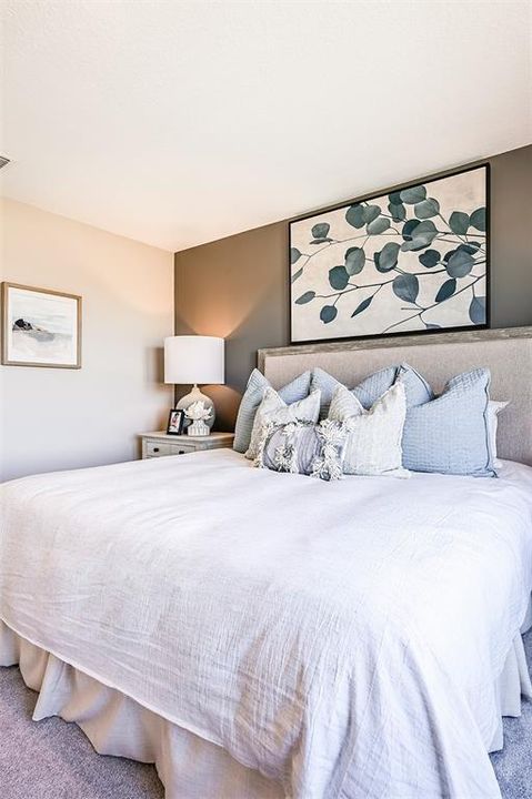 合同活跃: $401,000 (4 贝兹, 3 浴室, 2303 平方英尺)