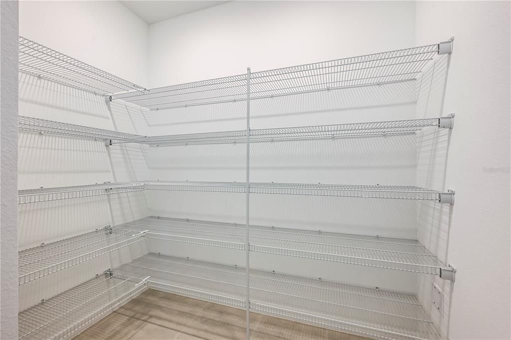 合同活跃: $401,000 (4 贝兹, 3 浴室, 2303 平方英尺)