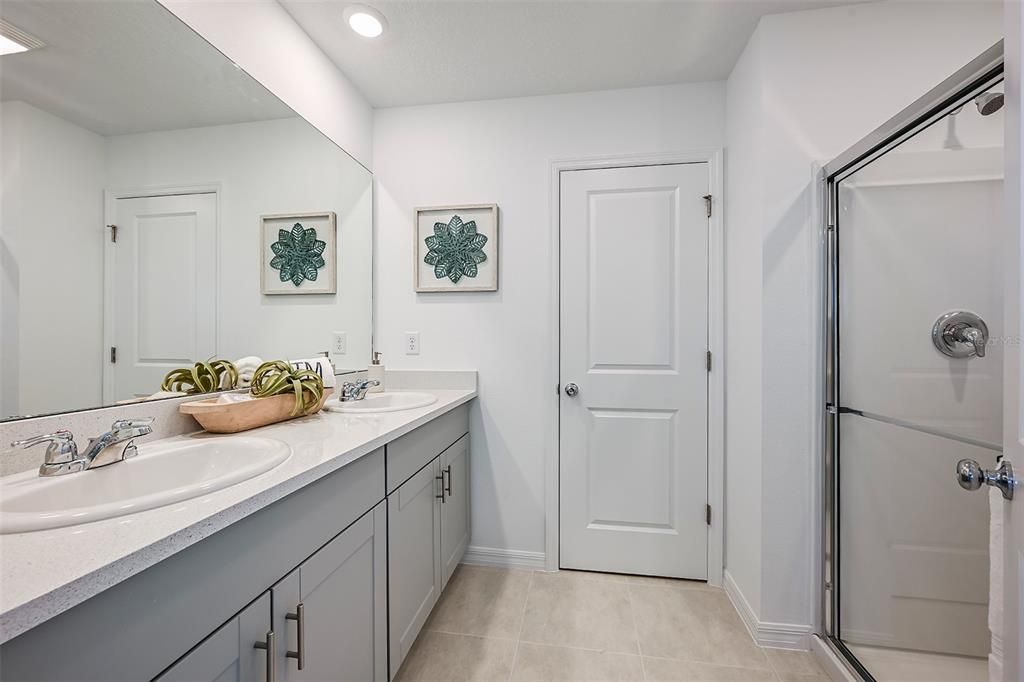 合同活跃: $401,000 (4 贝兹, 3 浴室, 2303 平方英尺)