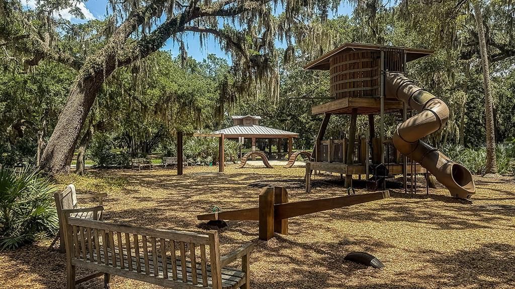 合同活跃: $401,000 (4 贝兹, 3 浴室, 2303 平方英尺)