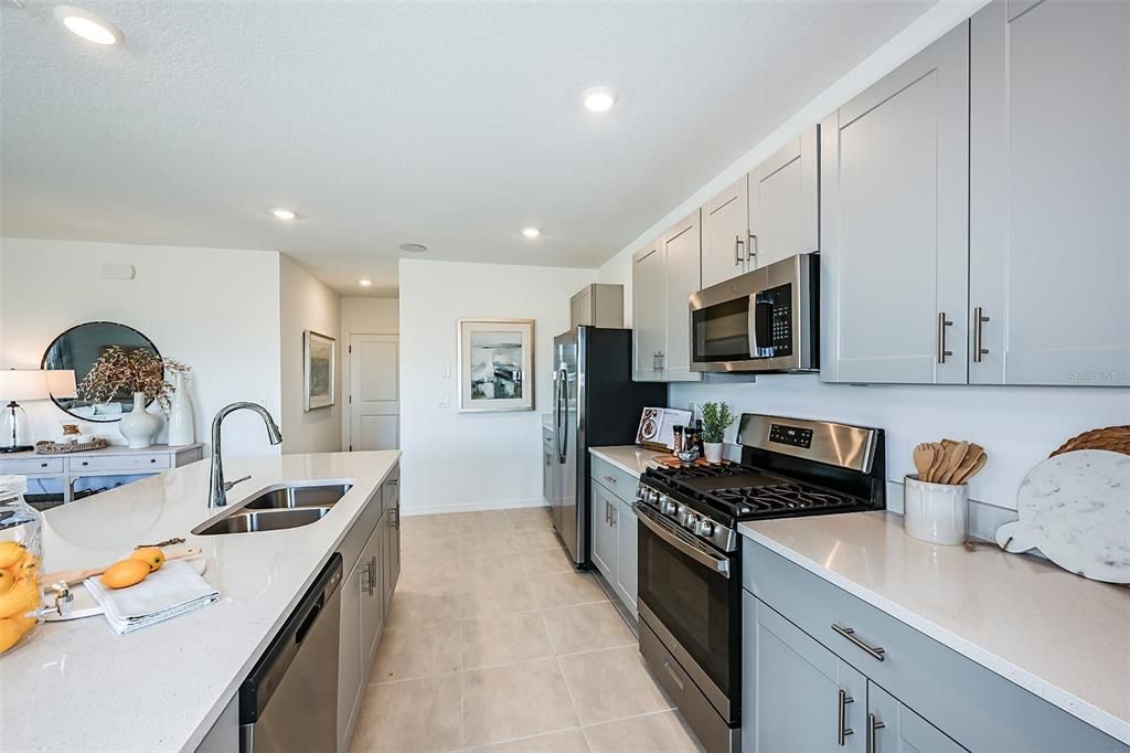 合同活跃: $401,000 (4 贝兹, 3 浴室, 2303 平方英尺)