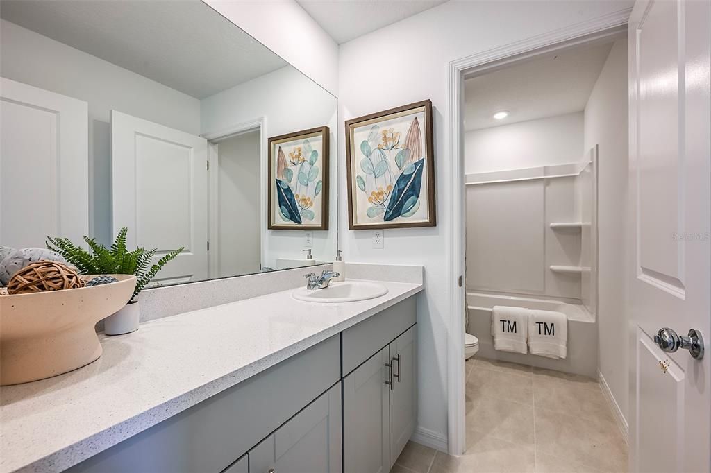 合同活跃: $401,000 (4 贝兹, 3 浴室, 2303 平方英尺)