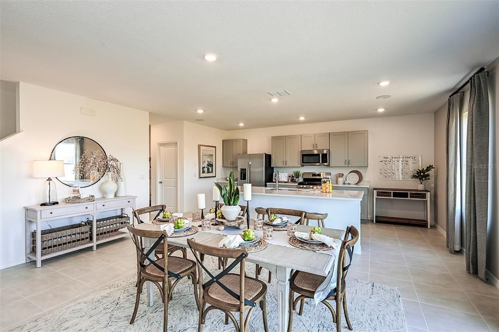 合同活跃: $401,000 (4 贝兹, 3 浴室, 2303 平方英尺)