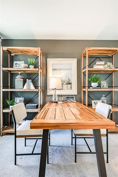 合同活跃: $401,000 (4 贝兹, 3 浴室, 2303 平方英尺)