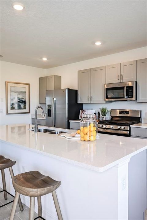 合同活跃: $401,000 (4 贝兹, 3 浴室, 2303 平方英尺)