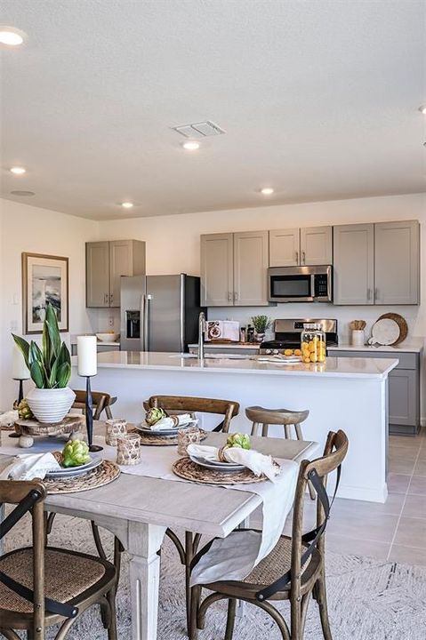 合同活跃: $401,000 (4 贝兹, 3 浴室, 2303 平方英尺)