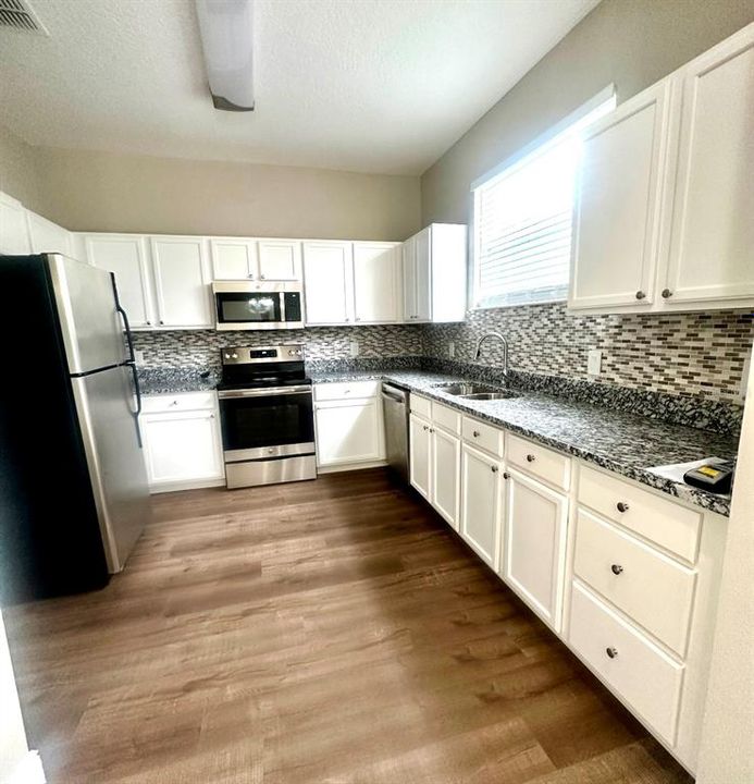 出租: $2,200 (3 贝兹, 2 浴室, 1643 平方英尺)