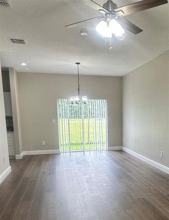 出租: $2,200 (3 贝兹, 2 浴室, 1643 平方英尺)