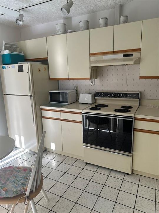 Под контрактом: $300,000 (2 спален, 2 ванн, 1069 Квадратных фут)