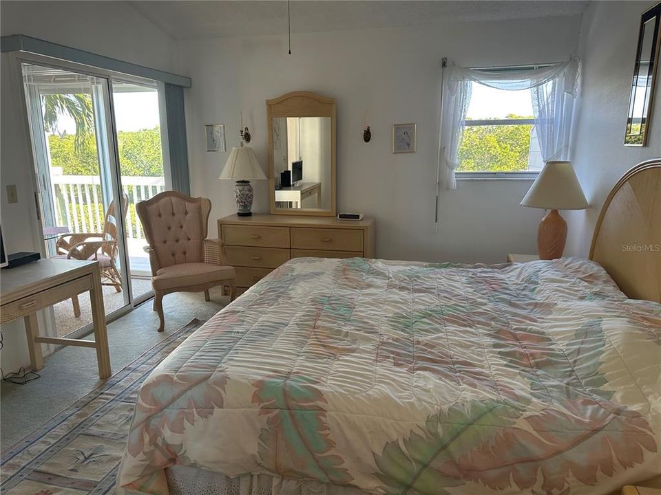 Под контрактом: $300,000 (2 спален, 2 ванн, 1069 Квадратных фут)