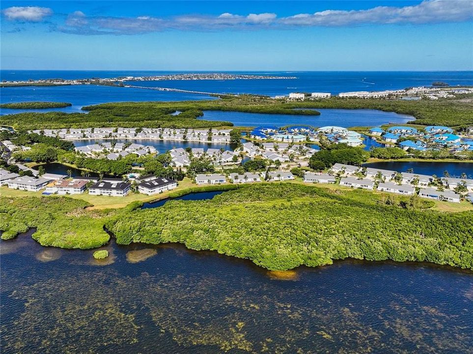 Под контрактом: $300,000 (2 спален, 2 ванн, 1069 Квадратных фут)