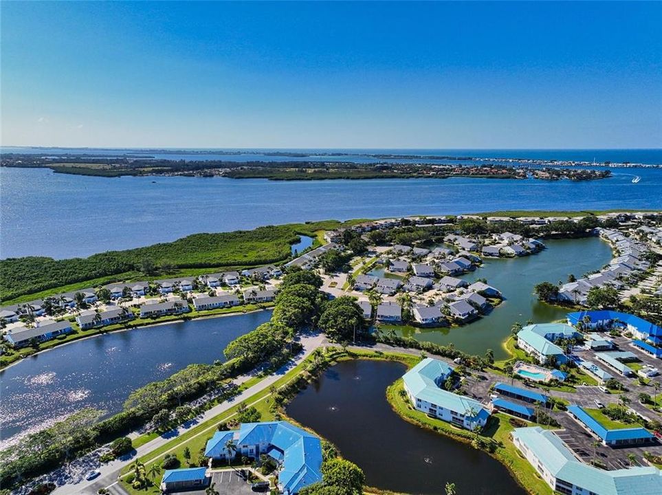 Под контрактом: $300,000 (2 спален, 2 ванн, 1069 Квадратных фут)