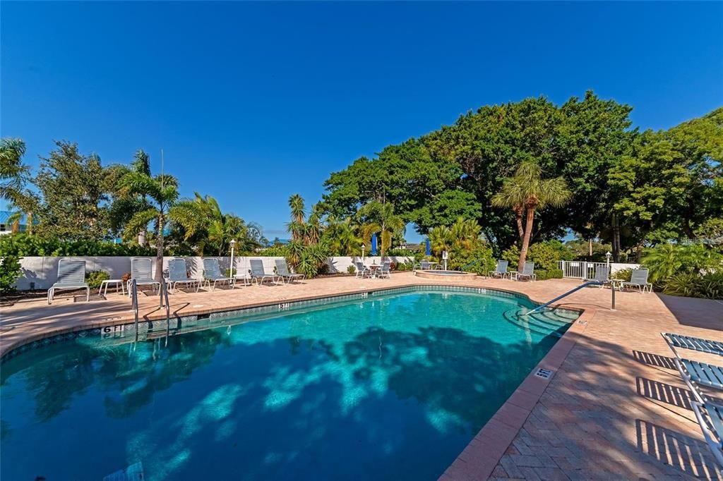 Под контрактом: $300,000 (2 спален, 2 ванн, 1069 Квадратных фут)