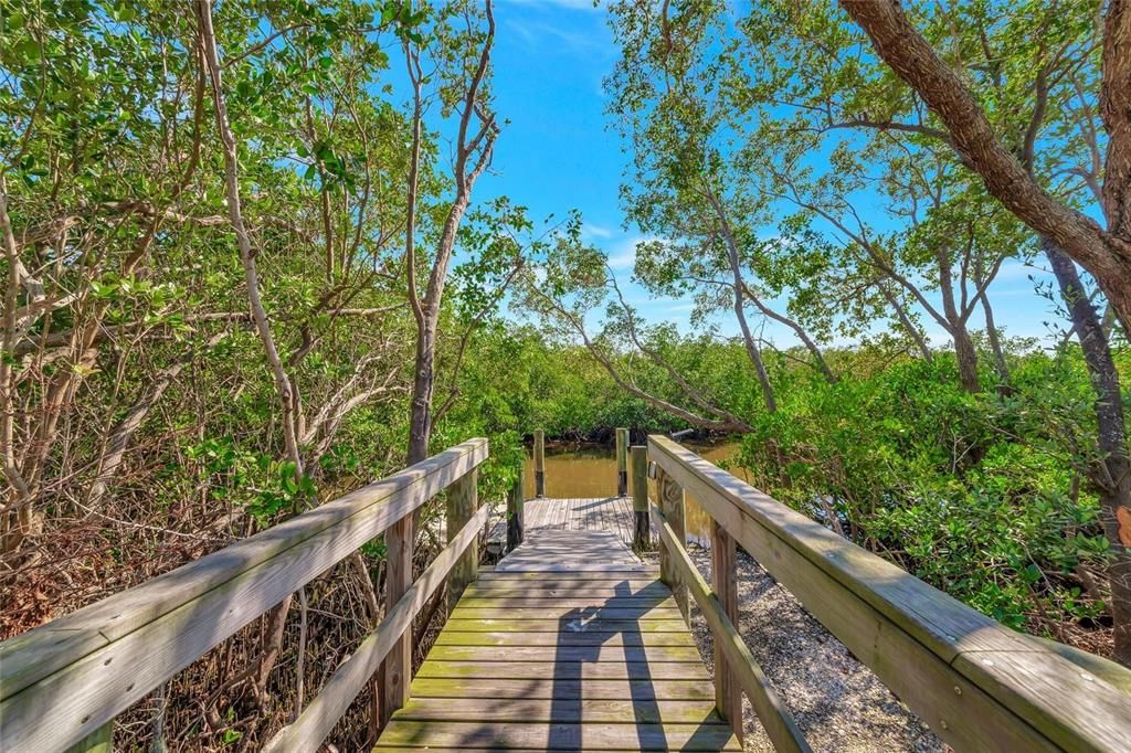 Под контрактом: $300,000 (2 спален, 2 ванн, 1069 Квадратных фут)