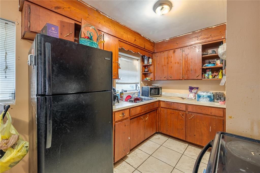 合同活跃: $199,000 (3 贝兹, 1 浴室, 912 平方英尺)