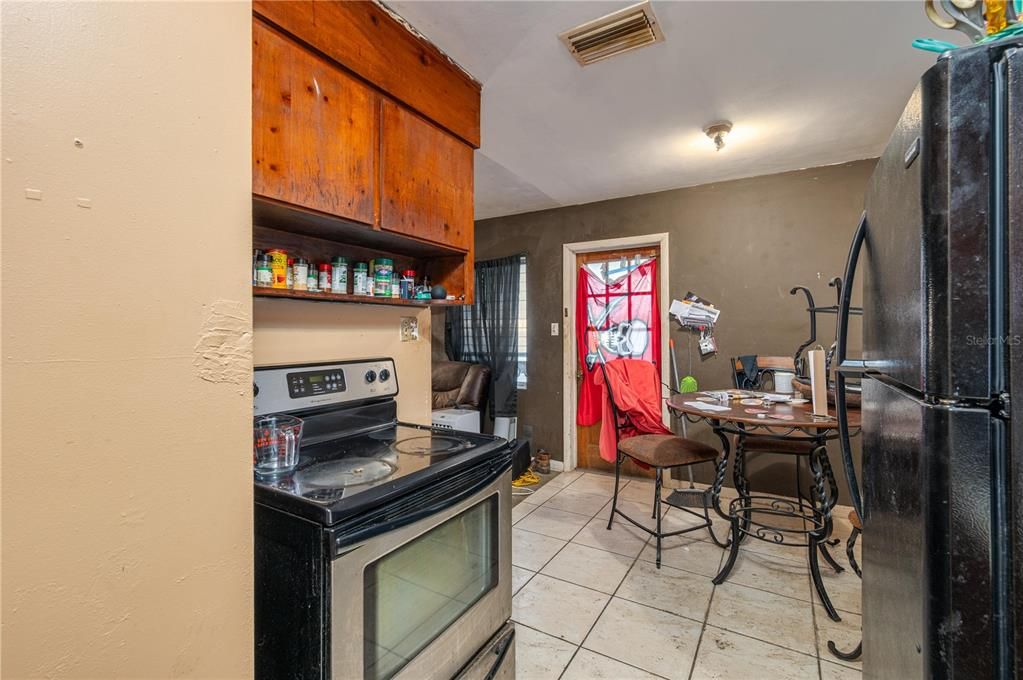 合同活跃: $199,000 (3 贝兹, 1 浴室, 912 平方英尺)