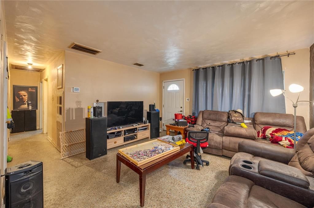 合同活跃: $199,000 (3 贝兹, 1 浴室, 912 平方英尺)