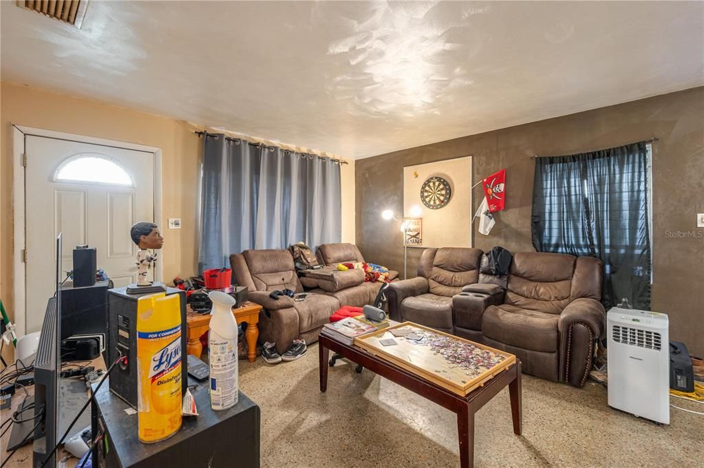 合同活跃: $199,000 (3 贝兹, 1 浴室, 912 平方英尺)