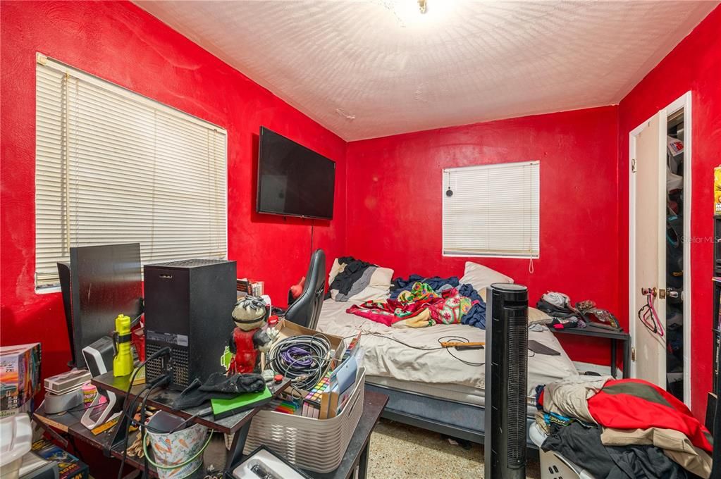 合同活跃: $199,000 (3 贝兹, 1 浴室, 912 平方英尺)