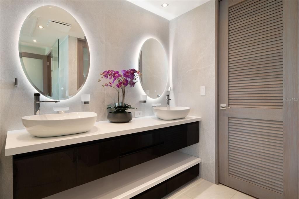 For Sale: $1,195,000 (2 beds, 2 baths, 1518 Square Feet)