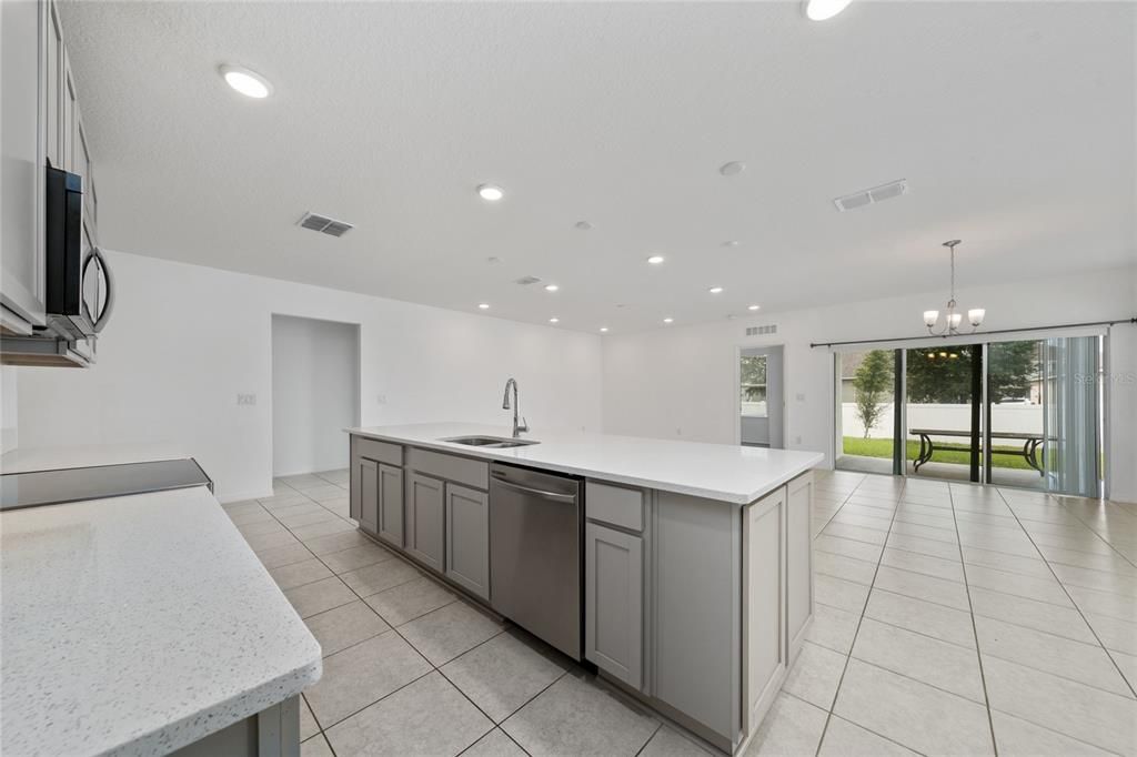 En Renta: $2,100 (4 camas, 2 baños, 1994 Pies cuadrados)