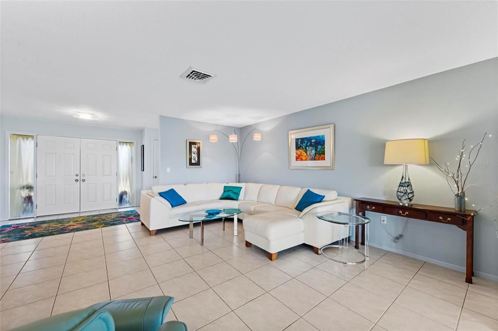 Activo con contrato: $785,000 (3 camas, 2 baños, 2310 Pies cuadrados)