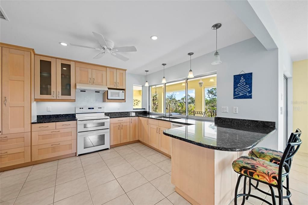 Activo con contrato: $785,000 (3 camas, 2 baños, 2310 Pies cuadrados)