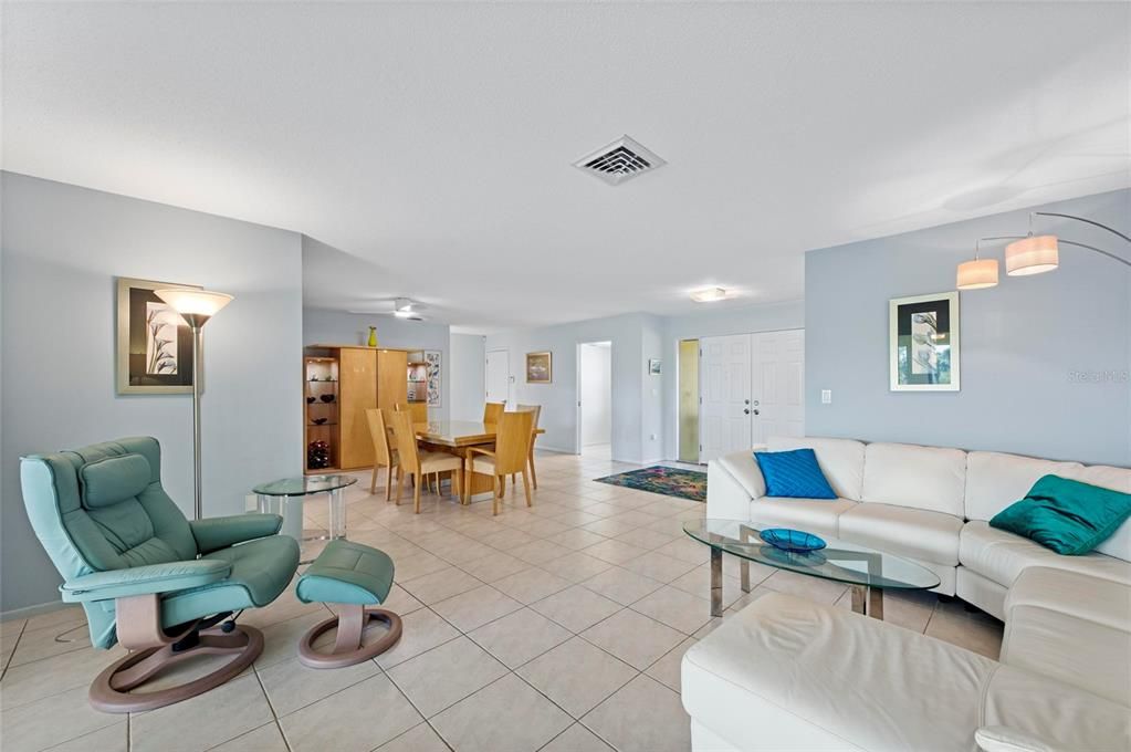 Activo con contrato: $785,000 (3 camas, 2 baños, 2310 Pies cuadrados)