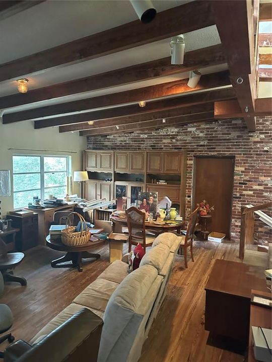 For Sale: $599,000 (3 beds, 1 baths, 930 Square Feet)