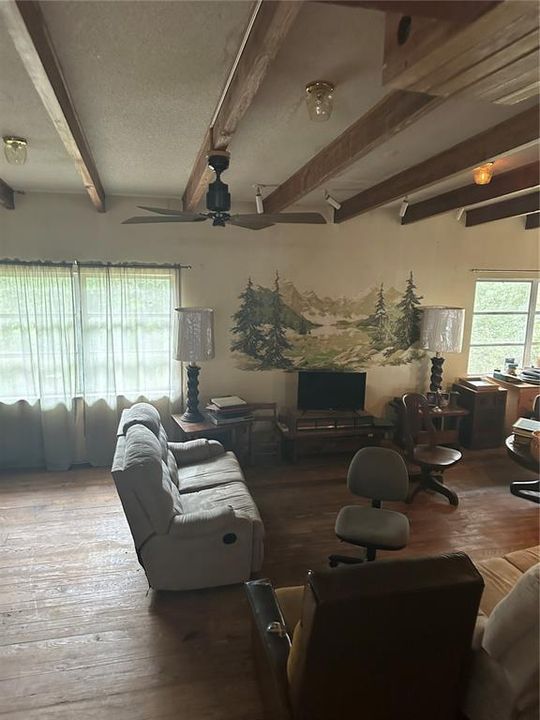 For Sale: $599,000 (3 beds, 1 baths, 930 Square Feet)