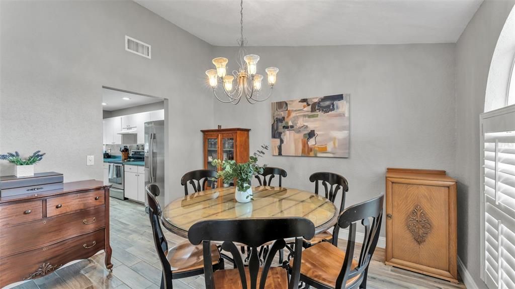 Activo con contrato: $399,000 (3 camas, 2 baños, 2035 Pies cuadrados)