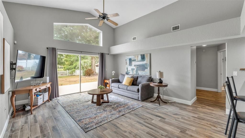 Activo con contrato: $399,000 (3 camas, 2 baños, 2035 Pies cuadrados)