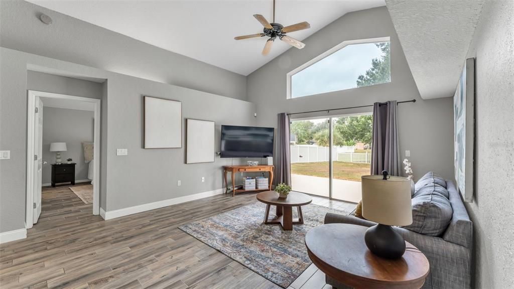 Activo con contrato: $399,000 (3 camas, 2 baños, 2035 Pies cuadrados)