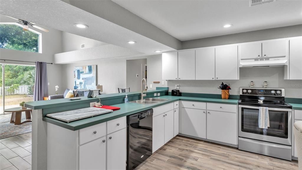 Activo con contrato: $399,000 (3 camas, 2 baños, 2035 Pies cuadrados)