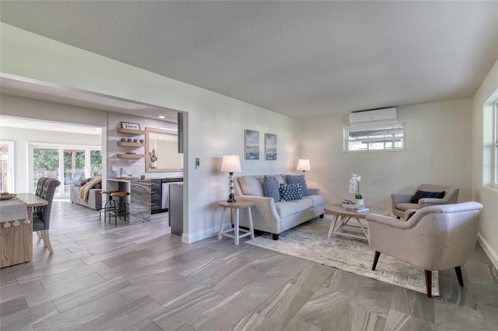 合同活跃: $625,000 (3 贝兹, 2 浴室, 2061 平方英尺)