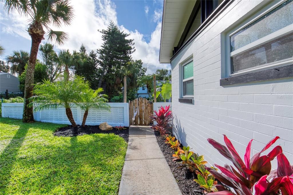 合同活跃: $625,000 (3 贝兹, 2 浴室, 2061 平方英尺)