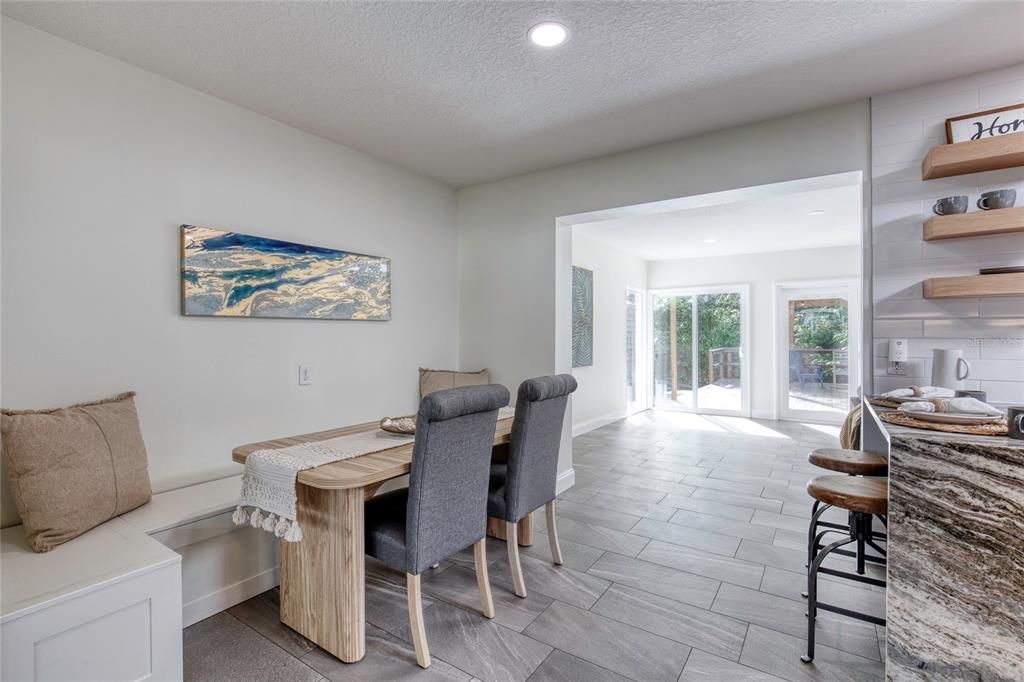 合同活跃: $625,000 (3 贝兹, 2 浴室, 2061 平方英尺)