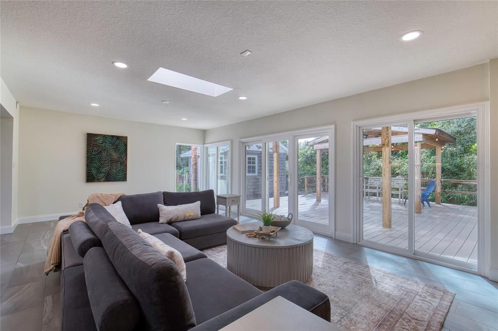 合同活跃: $625,000 (3 贝兹, 2 浴室, 2061 平方英尺)