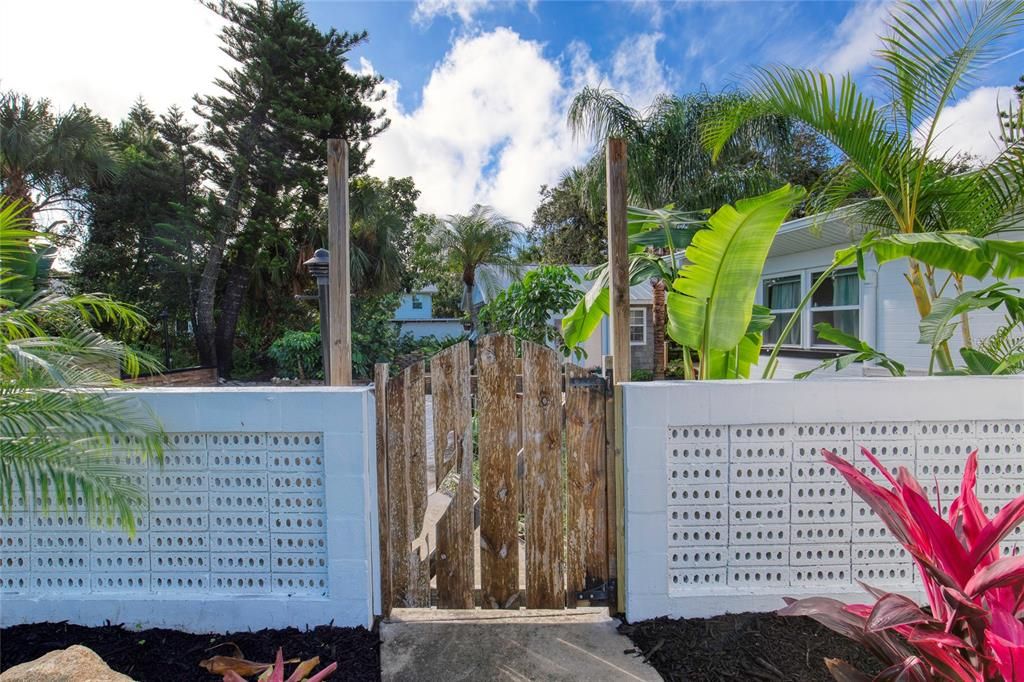 合同活跃: $625,000 (3 贝兹, 2 浴室, 2061 平方英尺)