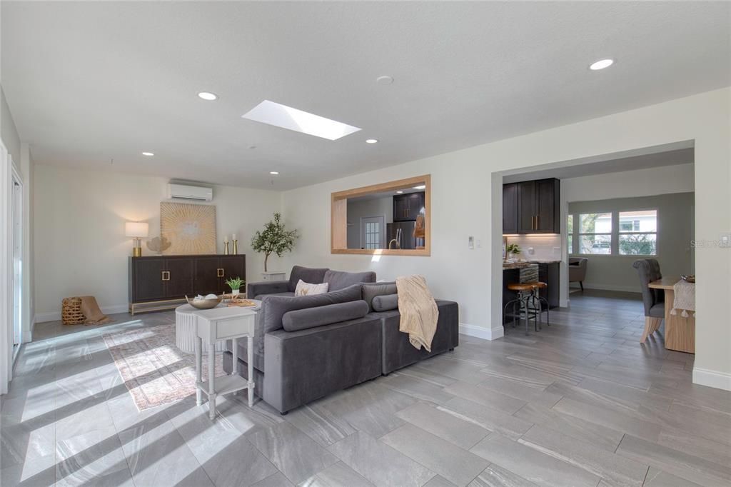 合同活跃: $625,000 (3 贝兹, 2 浴室, 2061 平方英尺)