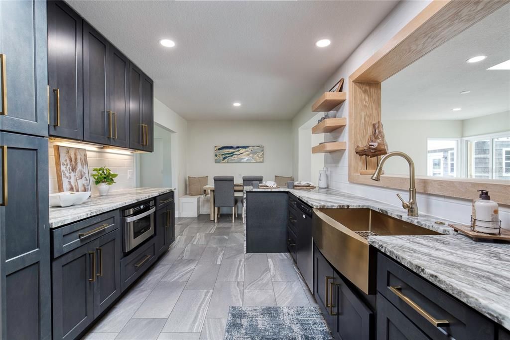 合同活跃: $625,000 (3 贝兹, 2 浴室, 2061 平方英尺)