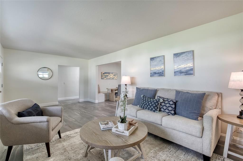 合同活跃: $625,000 (3 贝兹, 2 浴室, 2061 平方英尺)