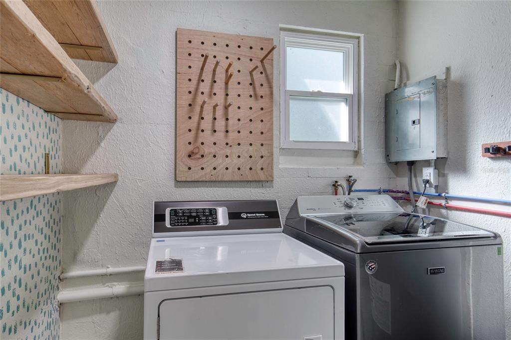 合同活跃: $625,000 (3 贝兹, 2 浴室, 2061 平方英尺)