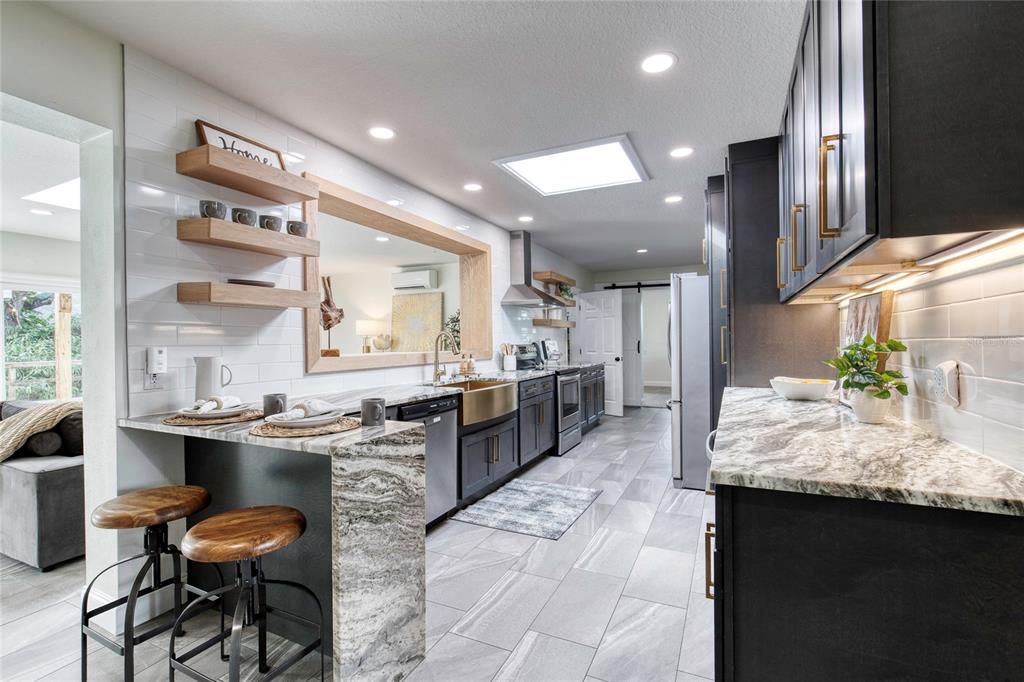 合同活跃: $625,000 (3 贝兹, 2 浴室, 2061 平方英尺)