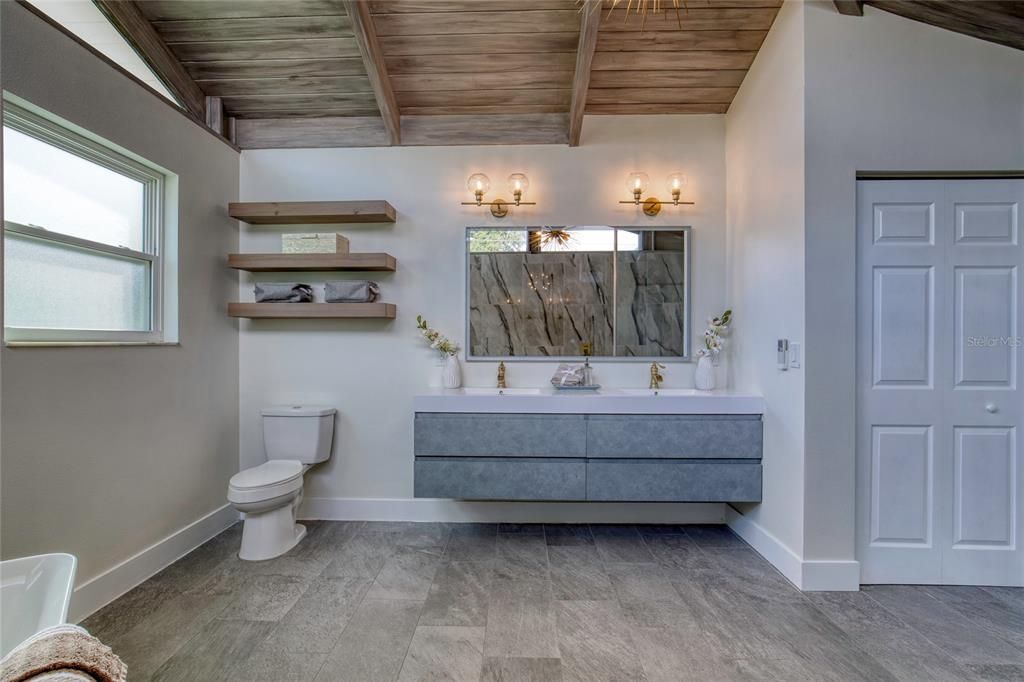 合同活跃: $625,000 (3 贝兹, 2 浴室, 2061 平方英尺)