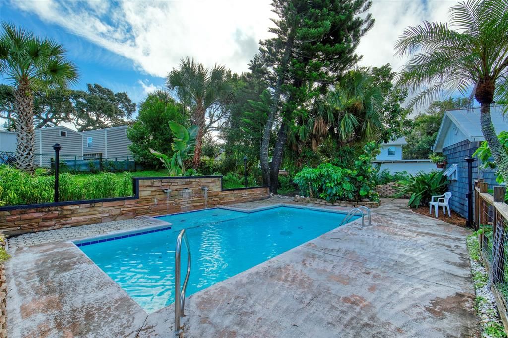 合同活跃: $625,000 (3 贝兹, 2 浴室, 2061 平方英尺)