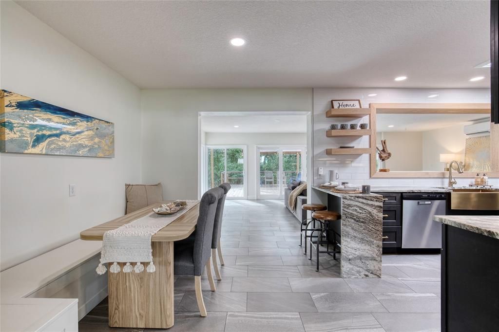 合同活跃: $625,000 (3 贝兹, 2 浴室, 2061 平方英尺)