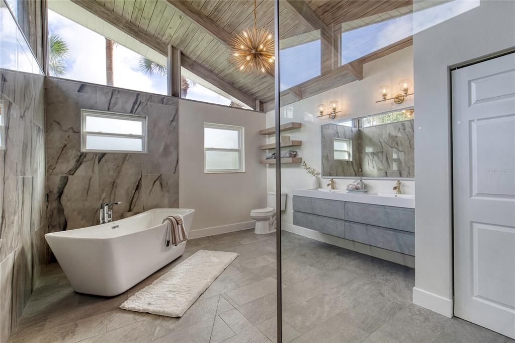 合同活跃: $625,000 (3 贝兹, 2 浴室, 2061 平方英尺)