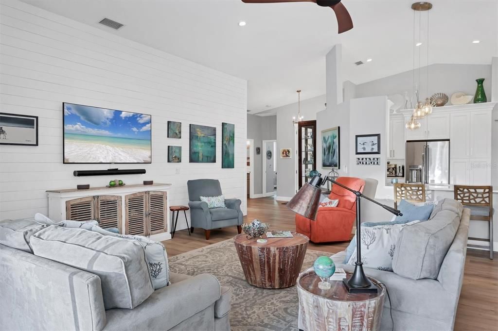 Под контрактом: $789,900 (3 спален, 2 ванн, 1742 Квадратных фут)