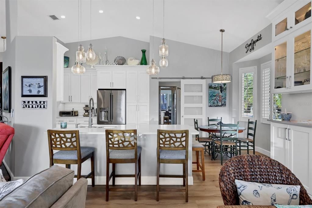 Под контрактом: $789,900 (3 спален, 2 ванн, 1742 Квадратных фут)